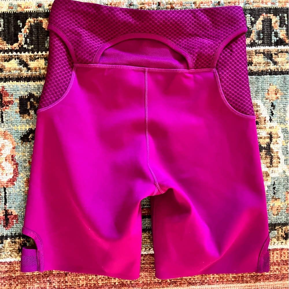 Nike Sz S 7” shorts w cut-out